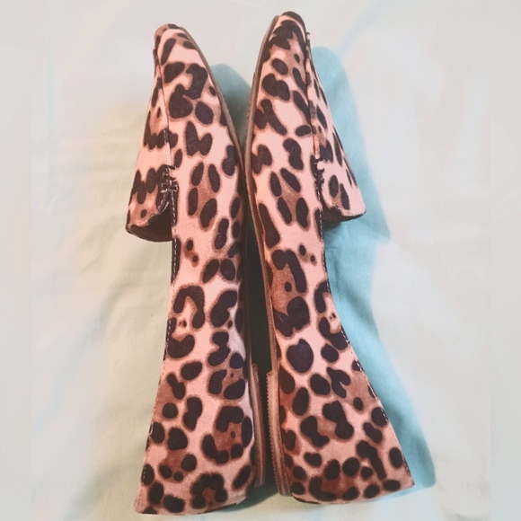 🤎 EUC Time and Tru Womens Tan Brown Camel Color Cheetah Print Flats Slide On 9 - Picture 2 of 3